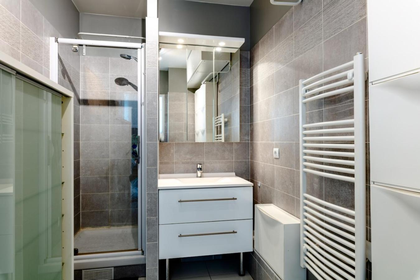Moderne Avec Terrasse Lumineux Proche Transport Free Parking Homestay